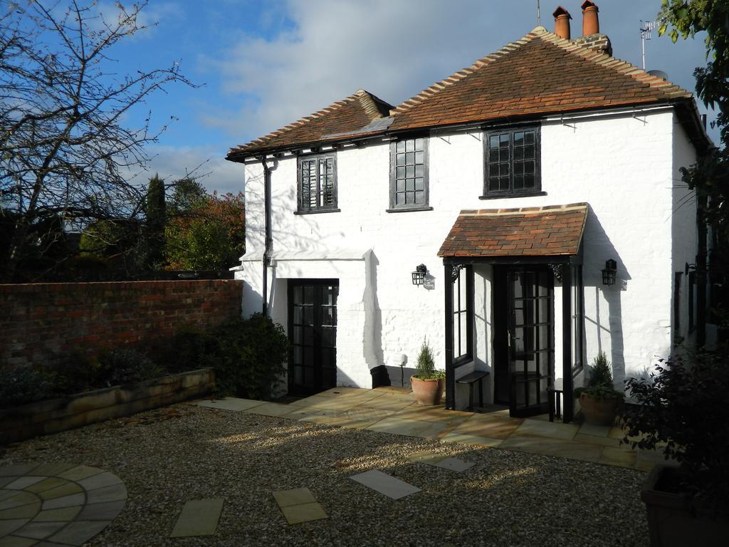 Henry VIII Cottage In The Heart Of Henley エクステリア 写真